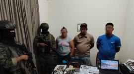 Dos hombres y una mujer fueron aprehendidos en Quevedo durante una intervención militar en la que se encontraron una pistola traumática, presuntas drogas, documentos vehiculares y dinero en efectivo.