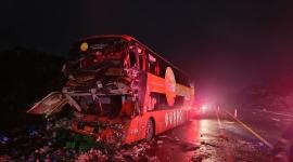 Un bus interprovincial y un camión chocaron en el kilómetro 131 de la vía a Balzar, en Guayas