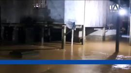 Pobladores y autoridades locales permanecen en vigilancia ante el riesgo inminente de nuevas inundaciones por el temporal. Un reportaje de Gregory Rosero