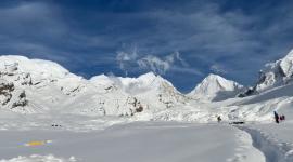 Los equipos de rescate buscan supervivientes tras una avalancha que sepultó el campamento base de Himlung, Nepal.