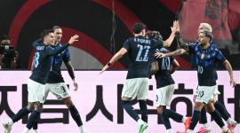 Darwin Núñez, de Uruguay, celebra con sus compañeros tras marcar el primer gol de su equipo durante el partido amistoso ante Corea del Sur.