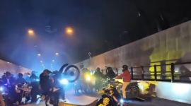 Motociclistas cerraron el paso en el túnel de San Juan, en Quito, para realizar maniobras peligrosas.
