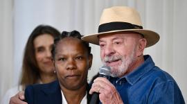El presidente de Brasil, Luiz Inácio Lula da Silva, habla junto a la exfutbolista Formiga durante la ceremonia de firma de las nuevas directrices para el desarrollo del fútbol femenino.