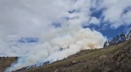 Alerta en Chimborazo: Fuerte incendio forestal en el ingreso a Penipe desplaza densa capa de humo a Riobamba