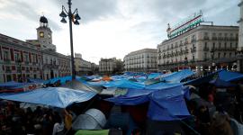 Manifestantes se congregaron bajo lonas y tiendas de campaña en un campamento para protestar contra los desahucios y la crisis de la vivienda