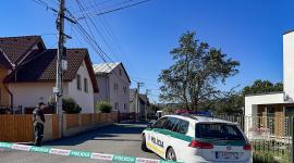 La policía custodia la entrada de una escuela en Staskov, al noroeste de Eslovaquia, tras un ataque con cuchillo ocurrido el 29 de septiembre de 2026.