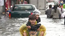 Las inundaciones en Tailandia han dejado al menos 23 fallecidos, más de 580 000 hogares afectados y decenas de millas de personas aisladas en Bangkok.