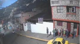 Un grupo de hombres armados asaltaron a ciudadanos que esperaban el bus en La Ferroviaria, en el sur de Quito.