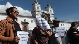 Pacientes renales realizaron un plantón pacífico en la Plaza de San Francisco para exigir el pago de las diálisis brindadas en clínicas particulares.