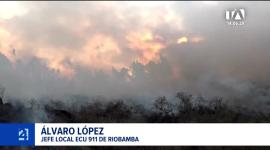 El fuego se mantiene activo en Guano, propagando humo hasta Riobamba y dejando más de 125 hectáreas quemadas en la provincia. Un reportaje de Mercedes Chávez