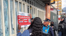 Autoridades clausuraron un bar-discoteca en Quito: se encontró a 19 personas indocumentadas y una menor de edad.