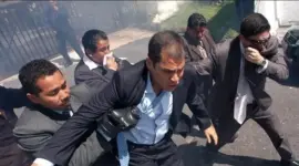 El entonces presidente Rafael Correa fue rescatado tras permanecer horas en el Hospital de la Policía Nacional el 30 de septiembre de 2010