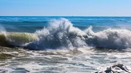 Fuerte oleaje y aguaje hacen que el mar ingrese a sectores poblados en Manabí