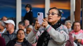 Estudios en Ecuador muestran que cada vez más adultos mayores usan celulares y redes sociales, aunque todavía enfrentan barreras para conectarse con autonomía y seguridad.