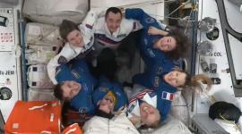 La NASA confirmó que la Crew-13 llegó a la Estación Espacial Internacional tras casi ocho horas de vuelo y permanecerá allí varios meses realizando experimentos científicos y tecnológicos.