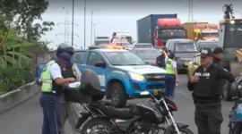 Agentes de la ATM revisan las pertenencias de un motociclista que fallecío en siniestro de tránsito en la av. Perimetral.