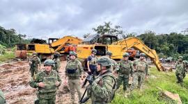 El Ejército decomisó tres fusiles calibre 5,56 mm, un chaleco táctico y varios pertrechos tras el enfrentamiento registrado en Guayusa, Alto Punino.