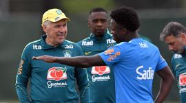 El entrenador italiano de Brasil, Carlo Ancelotti (izq.), conversa con el delantero brasileño Vinícius Júnior (n.º 7) durante una sesión de entrenamiento en el complejo Columbia Park de Morristown, Nueva Jersey, el 22 de junio de 2026, en el marco del Mundial de fútbol de 2026.
