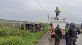 Más de 10 personas heridas tras el volcamiento de un bus en el Guasmo Sur.