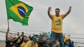 El senador de derecha y candidato presidencial brasileño Flavio Bolsonaro, del Partido Liberal (PL), saluda durante un mitin de campaña.