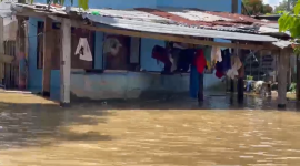 El desbordamiento del río Esmeraldas provocó inundaciones en distintos sectores de la ciudad este sábado.