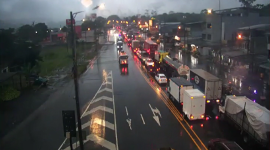 La vía Alóag-Santo Domingo se cerró al tránsito vehicular la tarde de este sábado 3 de octubre.