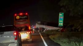 Siniestro de tránsito en la vía San Juan-Pueblo Viejo deja varias personas fallecidas y heridas.