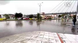 Siete afluentes en Esmeraldas y uno en Guayas registran niveles fuera de cauce, mientras el Inamhi advierte sobre la persistencia de tormentas eléctricas y ráfagas de viento. Un reportaje de Camila Guevara