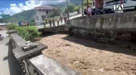 Un informe técnico evidencia el alto grado de vulnerabilidad de las carreteras del país frente al incremento de lluvias, siendo Manabí la provincia con más infraestructura expuesta. Un reportaje de Belén Merizalde