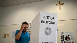 Un hombre gesticula antes de emitir su voto durante las elecciones presidenciales en un colegio electoral de São Paulo, Brasil.
