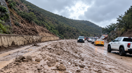 Las lluvias en Ecuador provocaron un deslave en la Panamericana Norte, a la altura del río Pisque, que provocó un cierre vehicular.