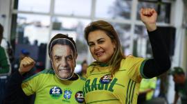 Los partidarios del candidato presidencial de derecha de Brasil, Flavio Bolsonaro, reaccionan mientras esperan los primeros resultados en Porto Alegre, Brasil.