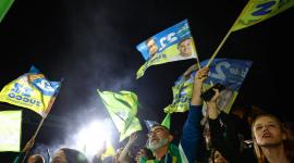 Simpatizantes de Bolsonaro celebran su paso como líder a segunda vuelta en las presidenciables de Brasil.