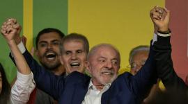 El presidente Luiz Ignacio Lula da Silva levanta las manos tras conocer los resultados electorales de este domingo.