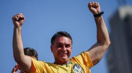 Flávio Bolsonaro se mostró satisfecho tras los resultados de la primera vuelta electoral en Brasil.