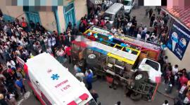 Una chiva se volcó el sábado 3 de octubre en el centro de Azogues, provincia de Cañar.