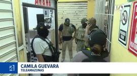 La intervención militar se focalizó a lo largo de la calle Eloy Alfaro, entre Olmedo y Colón, con el fin de realizar controles de armas y verificar la seguridad en la zona comercial. Un reportaje de Camila Guevara
