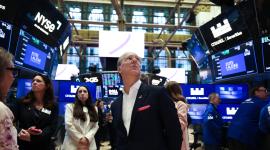 inversionistas miran las pantallas en la Bolsa de Nueva York este lunes 5 de octubre.