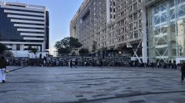 Ciudadanos hacen fila para realizar trámites de la Agencia Nacional de Tránsito.