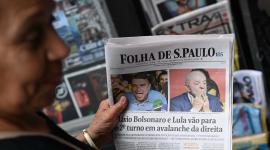 Una mujer sostiene un ejemplar del periódico Folha de Sao Paulo que muestra la cobertura de los resultados de las elecciones presidenciales de Brasil del 5 de octubre de 2026.