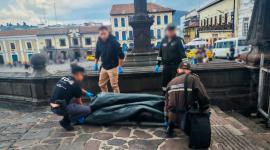 Personal de Criminalística realiza el levantamiento del cuerpo de un hombre en el Centro Histórico de Quito.