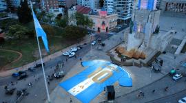 Esta vista aérea muestra una camiseta gigante que conmemora la despedida de Lionel Messi de la selección argentina de fútbol, ​​exhibida en el Monumento Nacional a la Bandera en Rosario, Argentina.