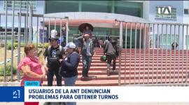 Extensas filas y frustración ciudadana marcan la jornada en las agencias de la ANT, donde la interrupción de la plataforma impidió la entrega de turnos. Un reportaje de Juan Miguel Rodríguez
