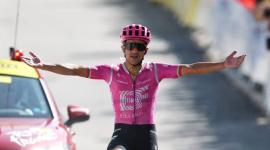 Richard Carapaz, ciclista ecuatoriano, celebra una victoria de etapa en una competencia de la temporada 2025.