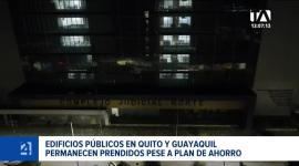 Un recorrido del noticiero constató el encendido nocturno en dependencias de Quito y Guayaquil frente al racionamiento industrial. Un reportaje de Carlos Sacoto