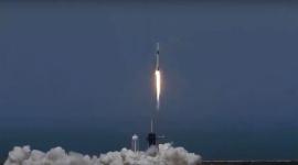 Un cohete Falcon 9 durante el lanzamiento del primer satélite del proyecto Suncatcher de Google.