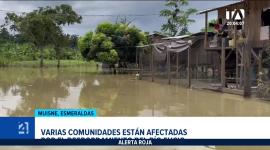 El incremento del caudal afectó viviendas, cultivos y vías en Esmeraldas, obligando a los pobladores a trasladarse en balsas. Un reportaje de Gregory Rosero
