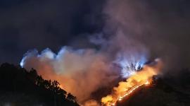 Incendio forestal de gran magnitud en Ambato: brigadas combaten las llamas en Apagua