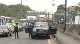 Camioneta en la que se movilizaban presuntos delincuentes quedó destruida tras una persecución.