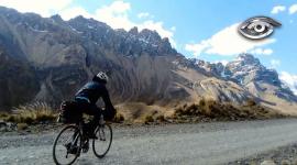 Miles de kilómetros rodando por Ecuador y Sudamérica no han saciado la sed de asfalto de un ciclista que desafía la geografía y el cansancio a fuerza de voluntad. Entre récords extremos que van desde conectar Rumichaca con Huaquillas en cincuenta y ocho horas hasta recorrer cada rincón del país, Mario Villegas sigue escribiendo, pedal a pedal, una historia de resistencia, pero también de pasión.